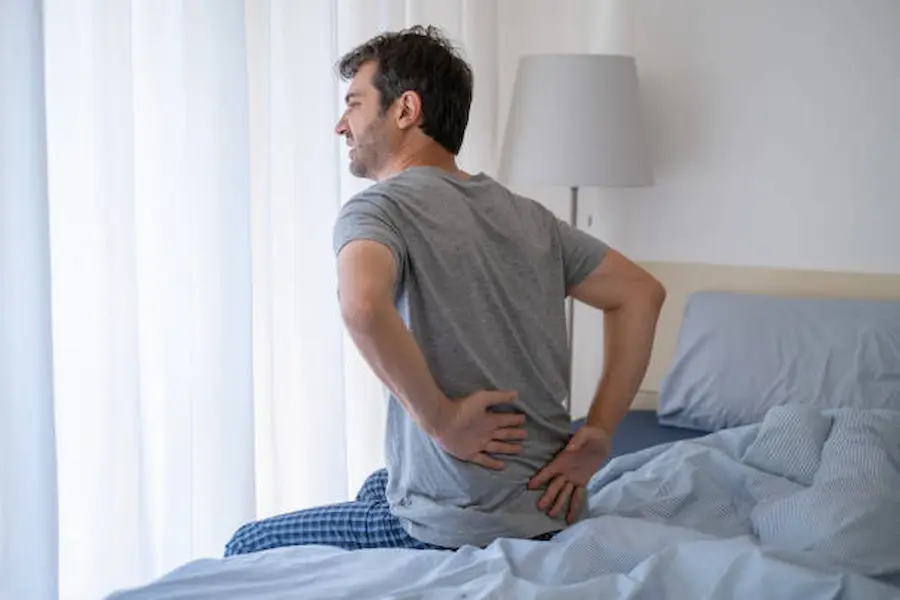 صورة توضح الام الظهر عند الاستيقاظ من النوم