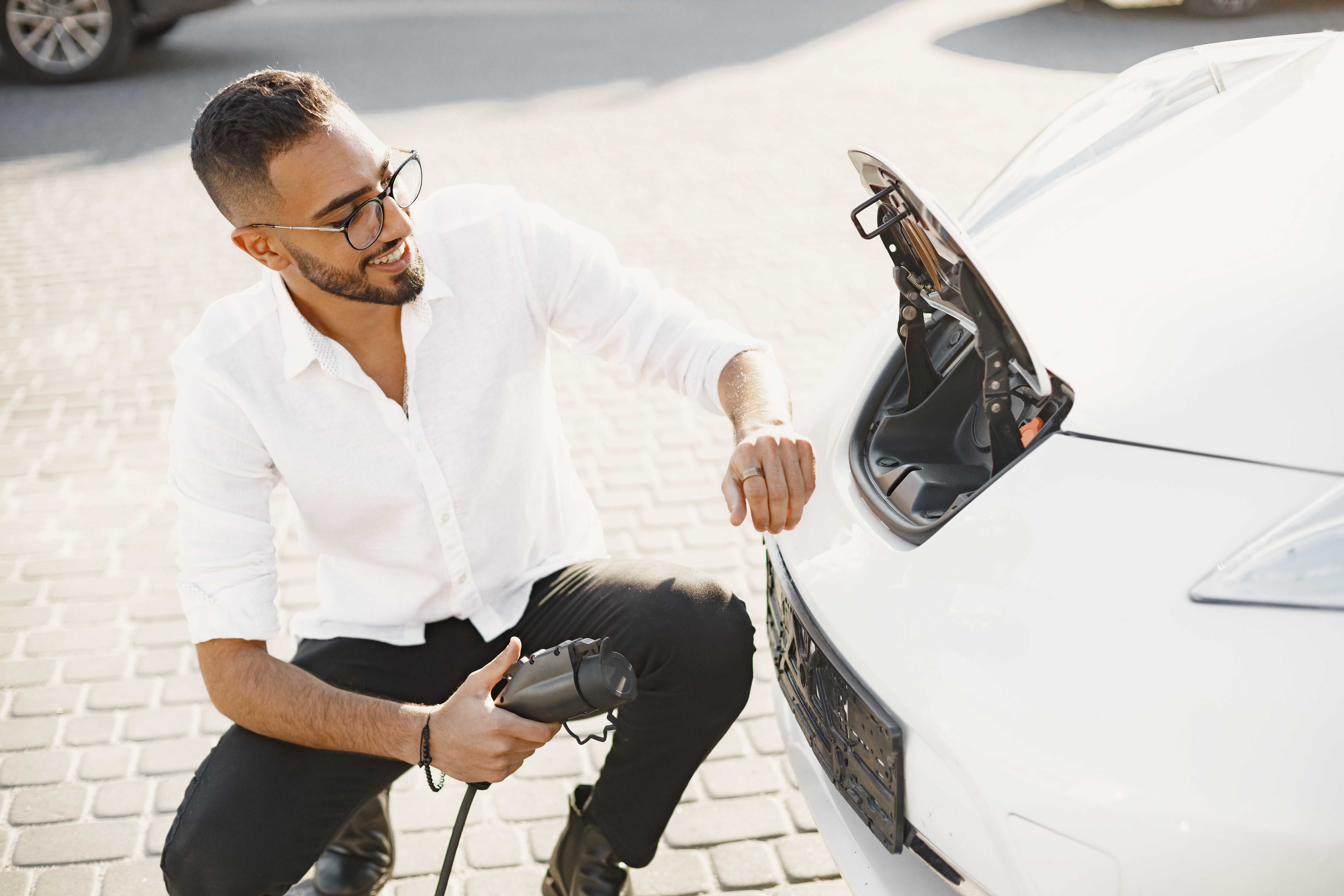 Recharge d'un véhicule électrique à une borne installée par Okla Électrique
