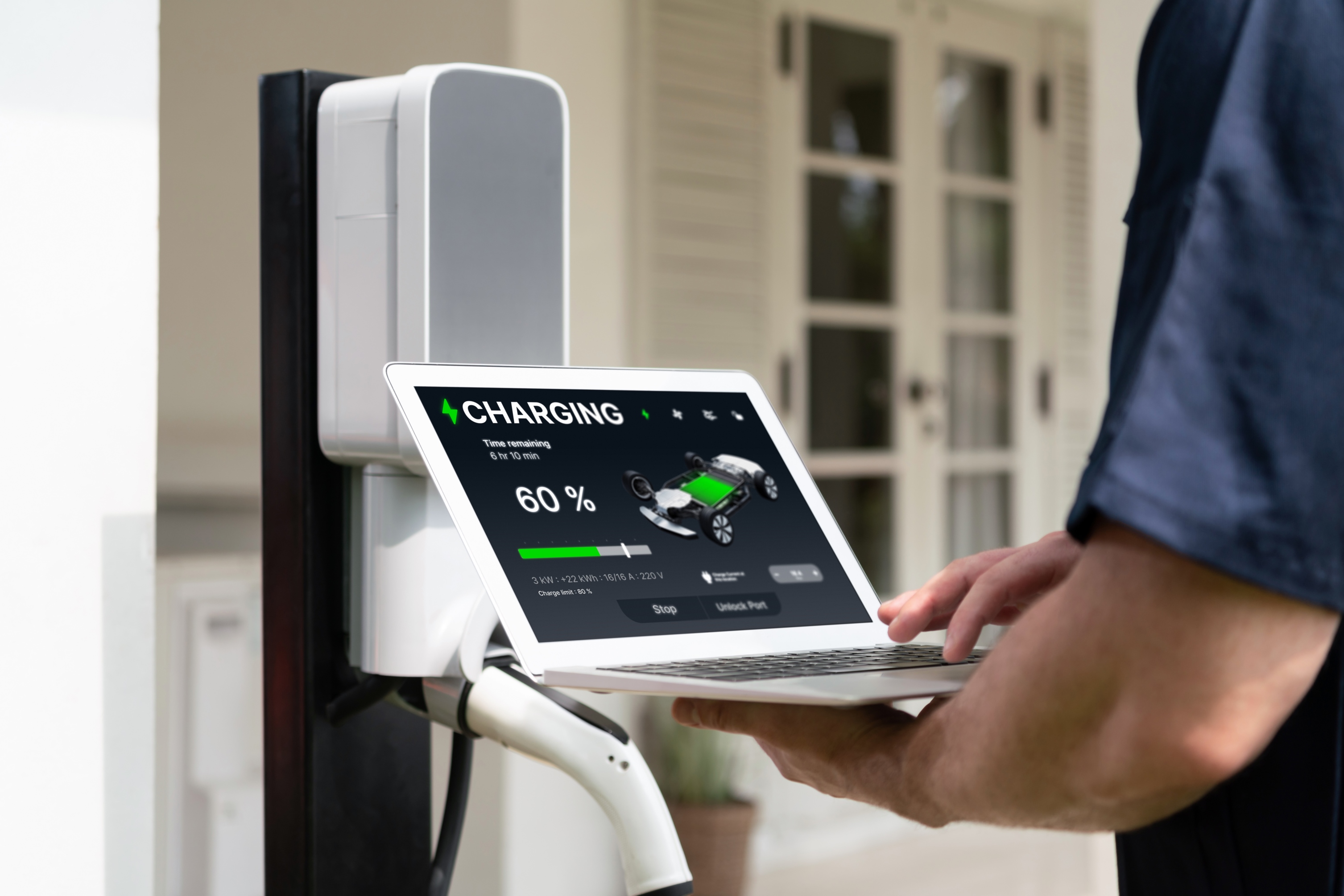 Technicien d'Okla Électrique configurant une borne de recharge à domicile