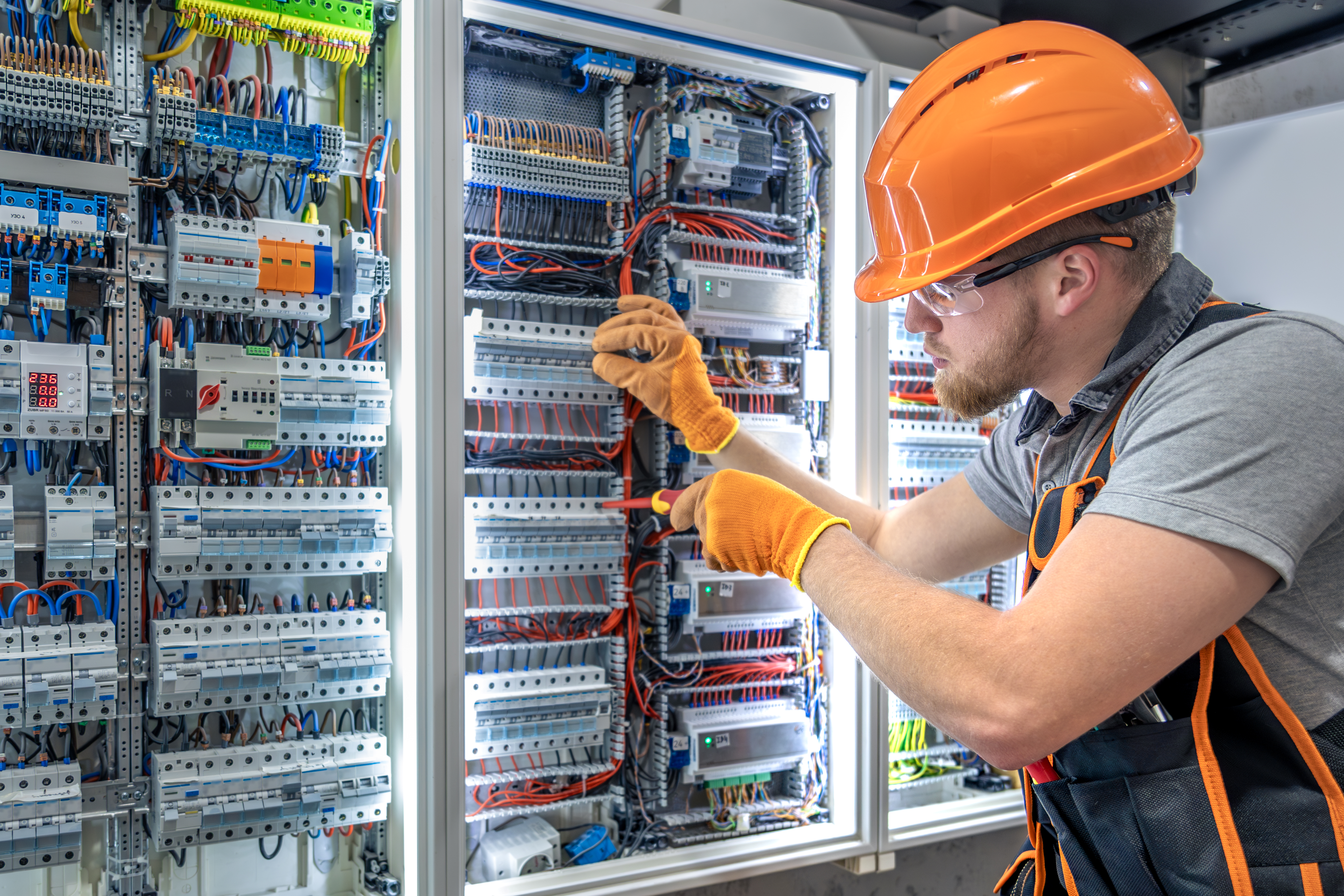 Électricien d'Okla Électrique au travail sur un panneau