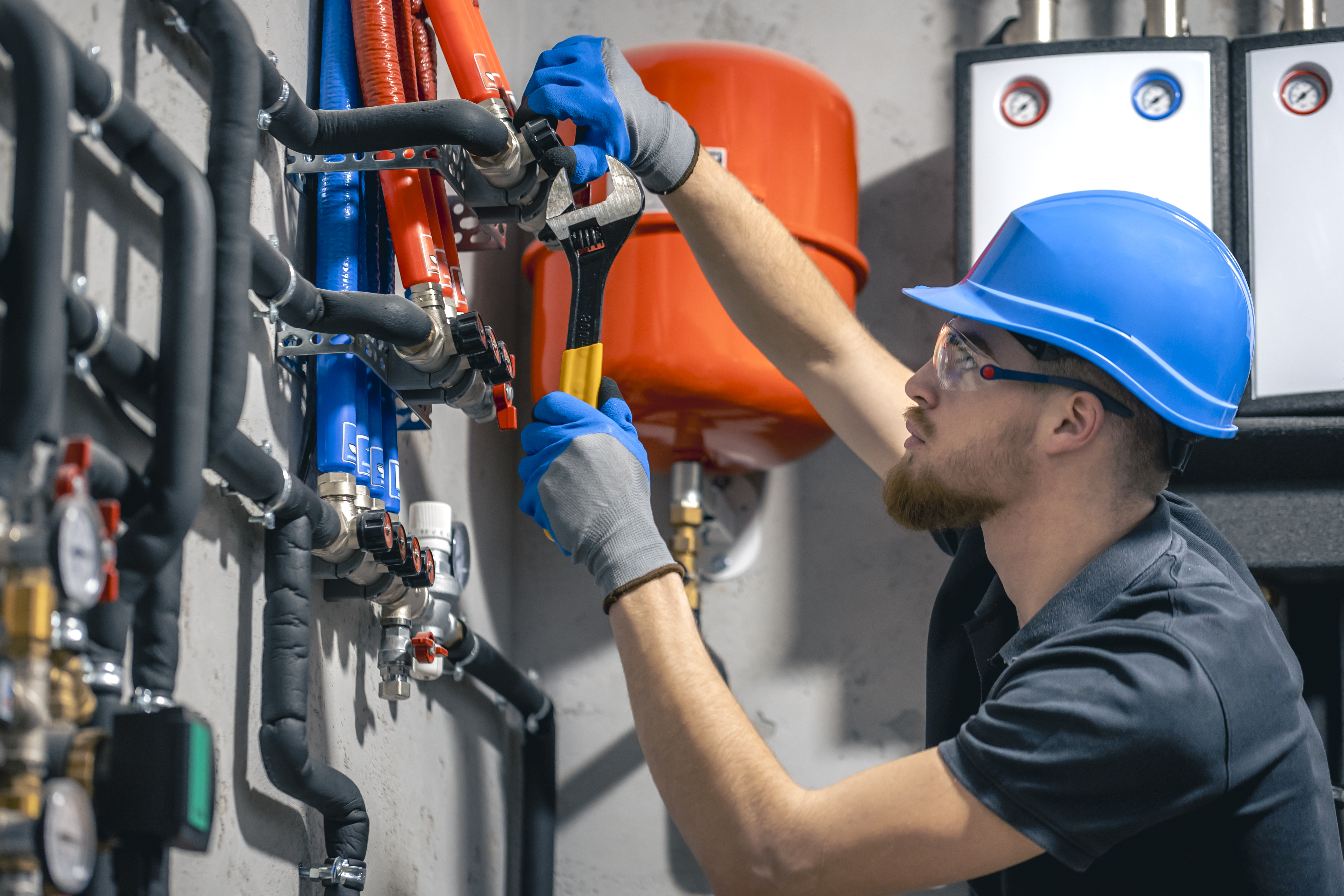 Technicien d'Okla Électrique installant un système de chauffage