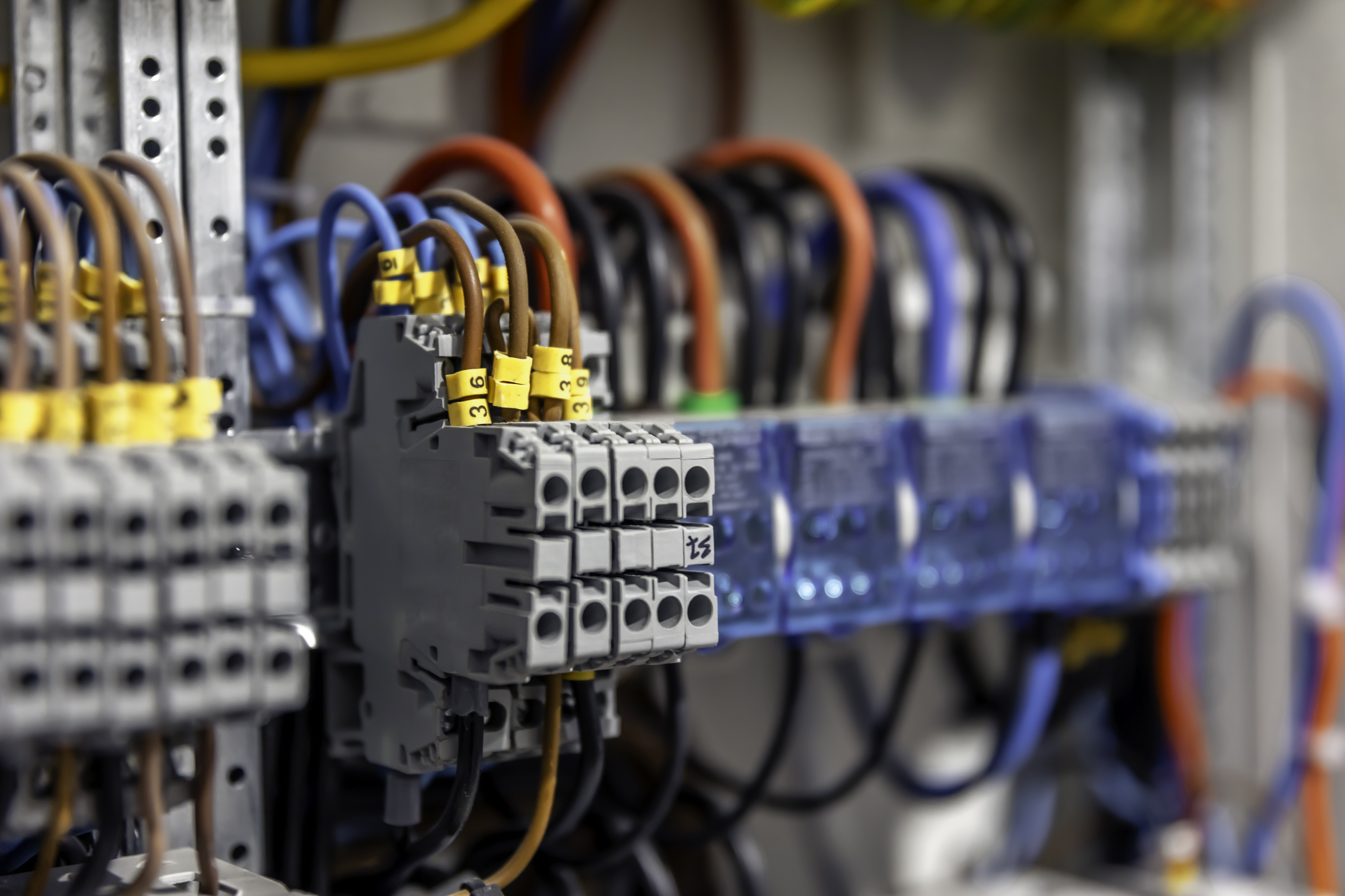 Détail de câblage de panneau électrique par Okla Électrique