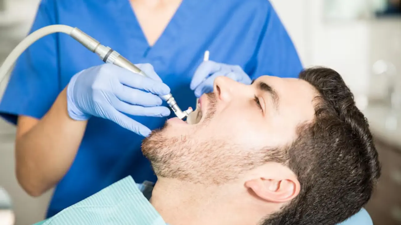 مريض يتلقى علاج زراعة الأسنان الحديثة
