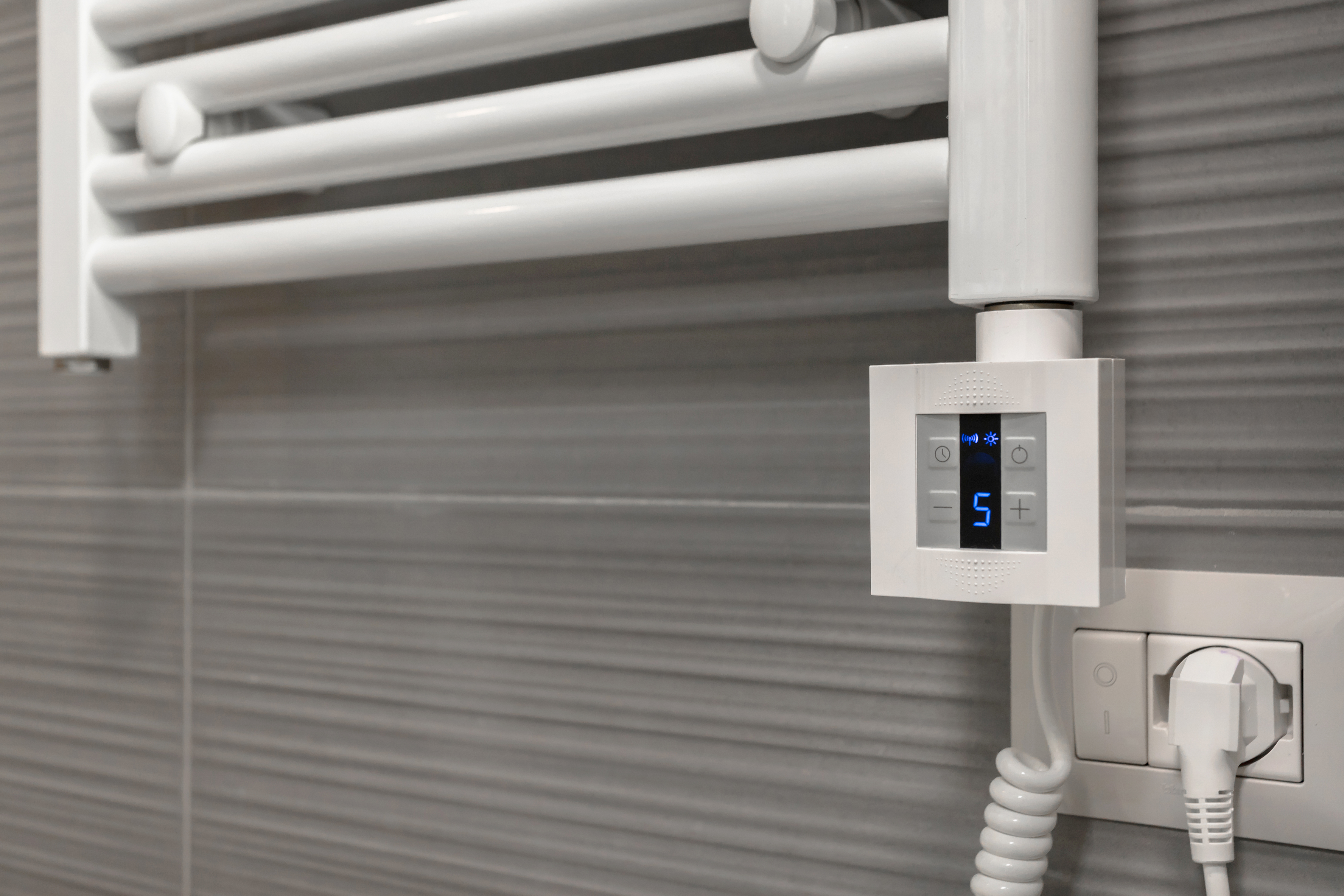 Radiateur électrique avec thermostat intelligent installé par Okla Électrique